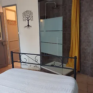 Petite Maison Dans La Campagne A 10 Mn A Pied Du Centre Arles